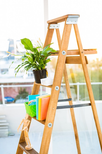 Ladder als plank in bureau door groot venster wordt gebruikt dat