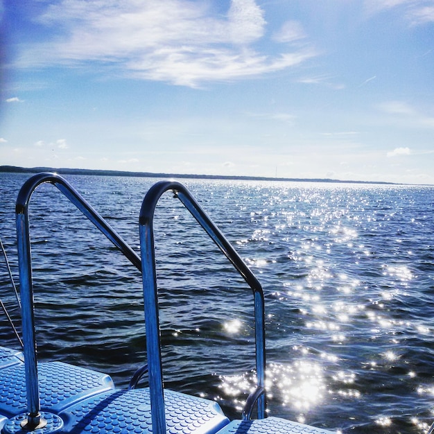 Foto scala sul mare contro il cielo in una giornata di sole