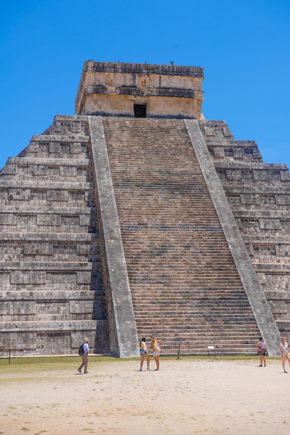 Ladderstappen van tempelpiramide van kukulcan el castillo chichen itza yucatan mexico maya-beschaving