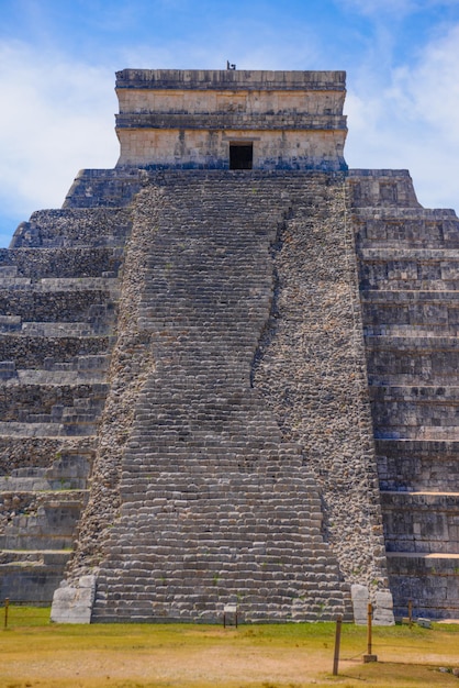 Ladderstappen van tempelpiramide van Kukulcan El Castillo Chichen Itza Yucatan Mexico Maya-beschaving