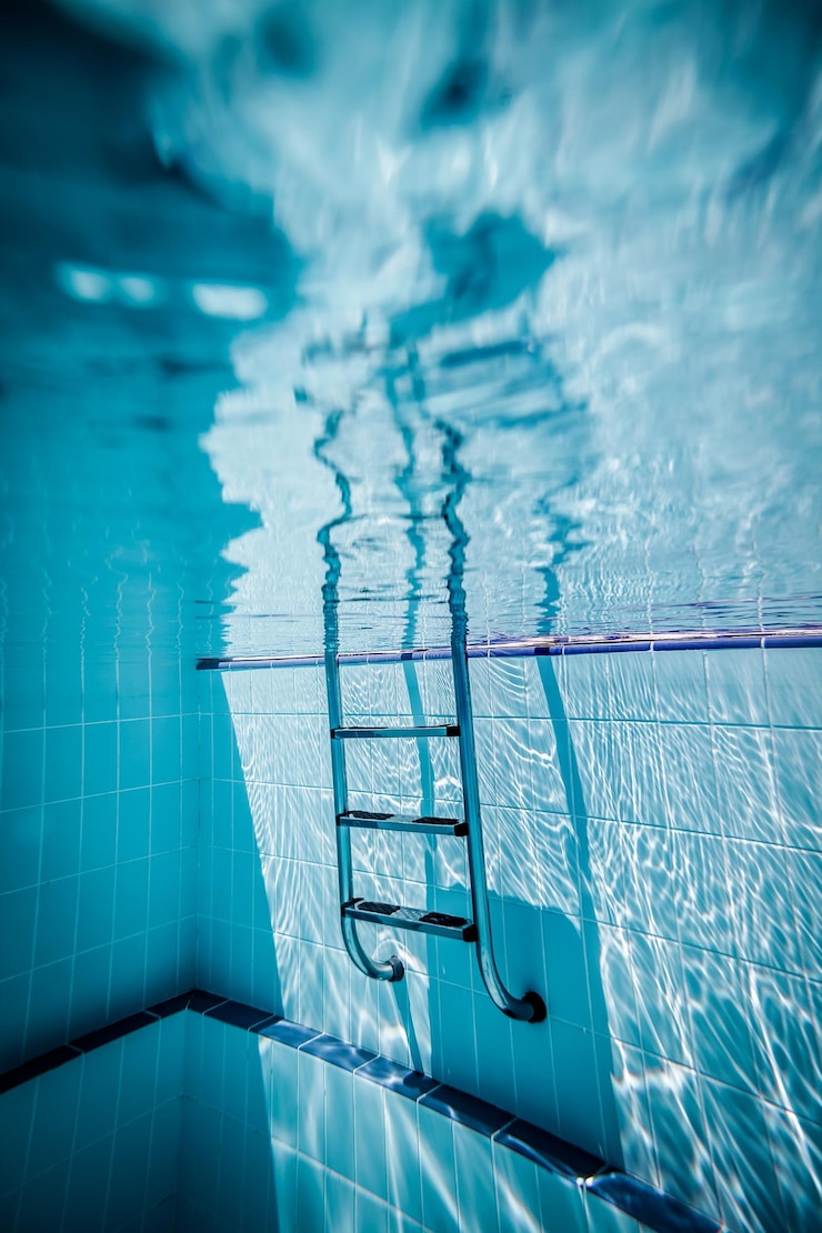Foto ladderzwembad onder water