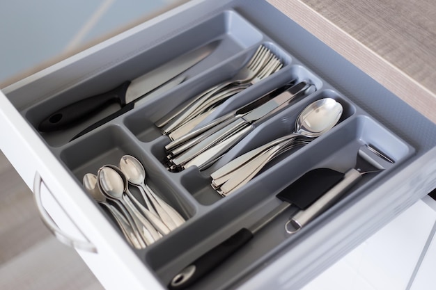 Lade met bestek in moderne keuken