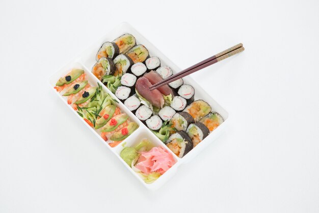 Lade van diverse sushi