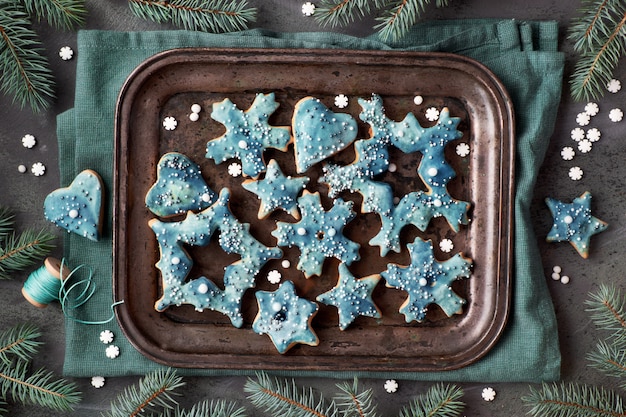 Lade van kerstkoekjes in de vorm van sneeuwvlokken, sterren en hoort op metalen bakplaat