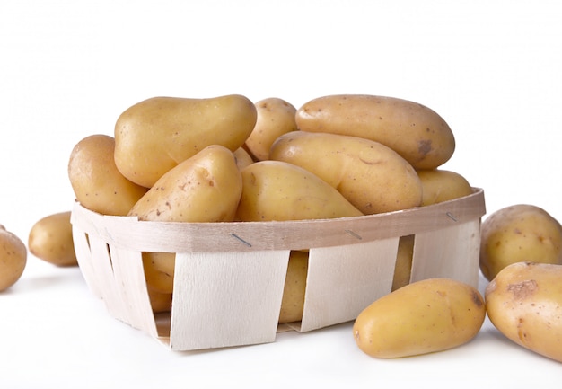 Ladehoogtepunt van verse aardappels op witte achtergrond