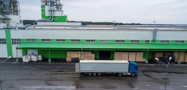 Laden van de vrachtwagen in de fabriek Vracht Industrieel magazijn