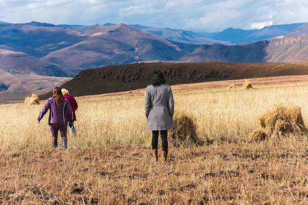 Photo ladies looking out over wheat field