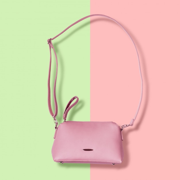 Foto borsa da donna rosa con cinturino lungo