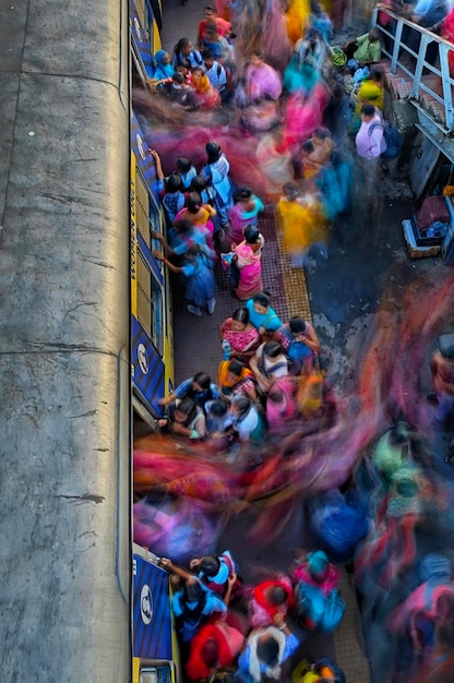 Foto donne che agitano i passeggeri su una piattaforma ferroviaria a calcutta, in india