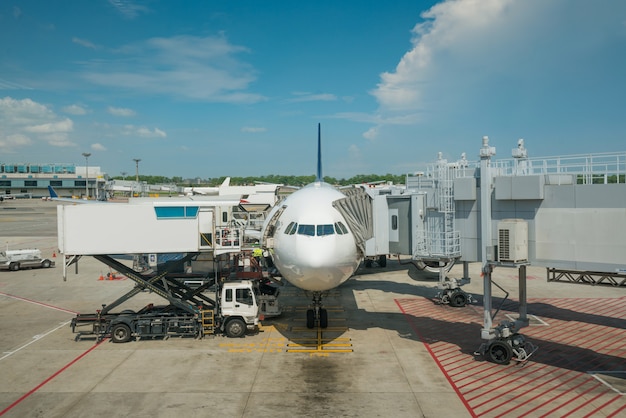 Lading laden op vliegtuig in luchthaven vóór vlucht