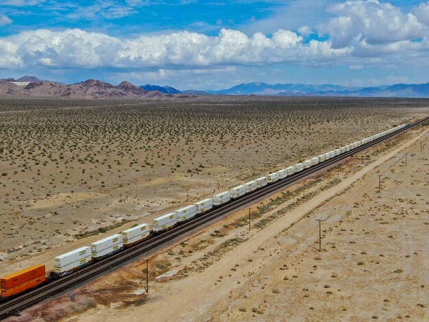 Lading locomotief trein oversteken woestijn woestijn woestijn Arizona USA
