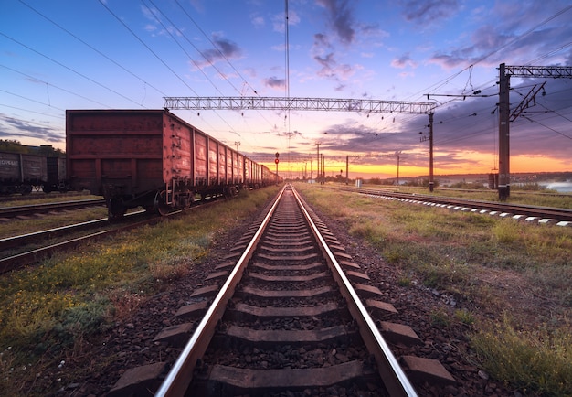 Lading treinplatform bij zonsondergang. spoorweg in oekraïne. treinstation