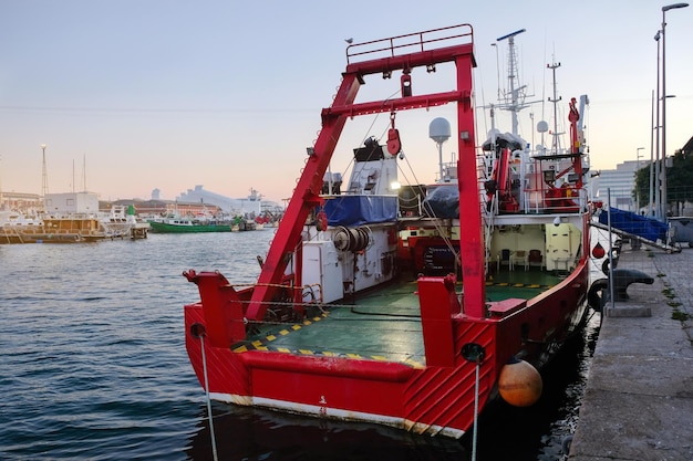 Ladingsleepboot bij de havenpier Zeehavenboten en kranen