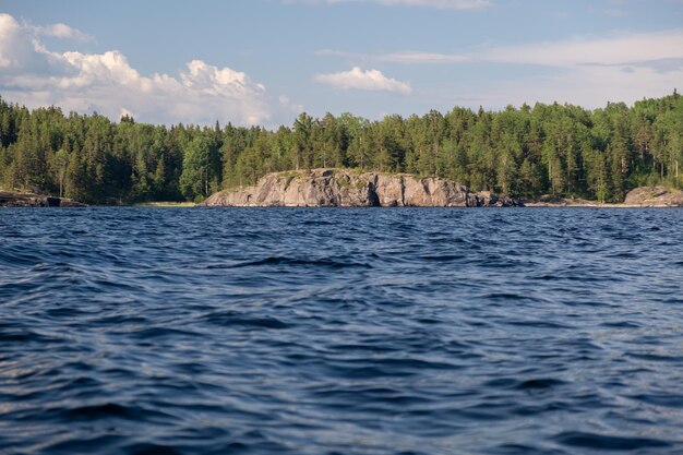 Ladoga meer Panorama van de Republiek Karelië Noordelijke natuur van Rusland Eiland met dennen