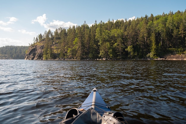 Ladoga meer Panorama van de Republiek Karelië Noordelijke natuur van Rusland Uitzicht vanaf de blauwe kajak vanaf het water Laarzen op de boeg van de boot