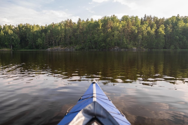 Ladoga meer Panorama van de Republiek Karelië Noordelijke natuur van Rusland Uitzicht vanaf de blauwe kajak vanaf het water Laarzen op de boeg van de boot