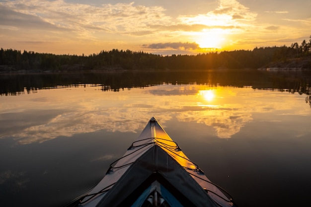 Ladoga meer Panorama van de Republiek Karelië Noordelijke natuur van Rusland Uitzicht vanaf de blauwe kajak vanaf het water Laarzen op de boeg van de boot