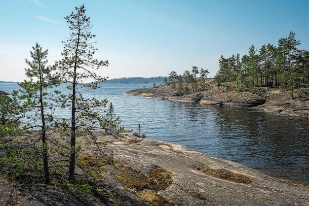 Ladoga skerries national park prachtig uitzicht op de rotsen en het meer van ladoga in het grootste meer van de republiek karelië in europa