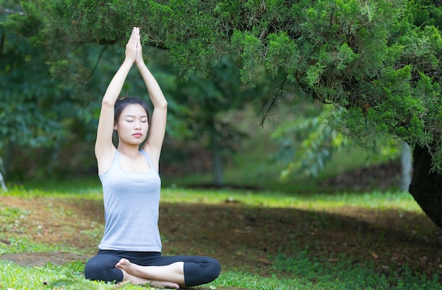 Lady beoefenen van yoga in park buiten, meditatie.