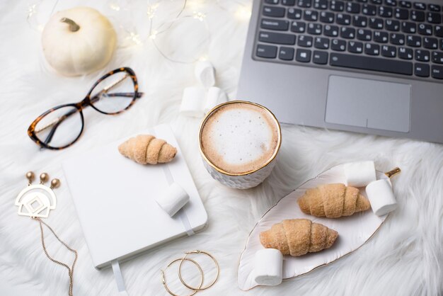 Lady bloggers white work space with gold details