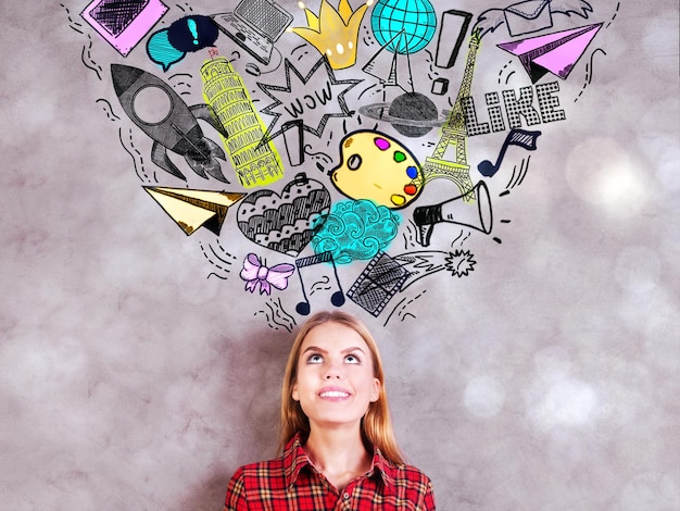 Photo lady on concrete background with drawings