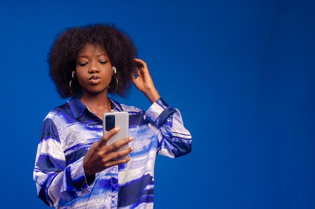 Lady in fondo ascolta una musica sul suo telefono