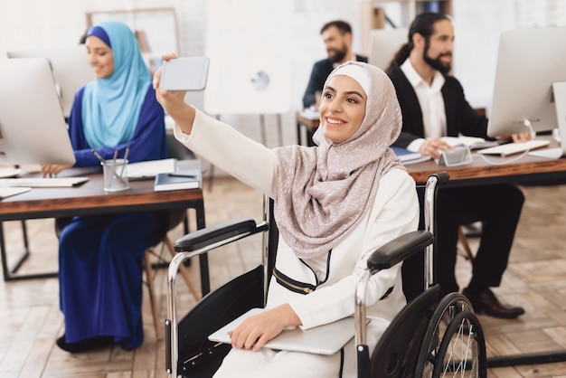 Lady in Hijab maakt video-oproep op de telefoon in Office.