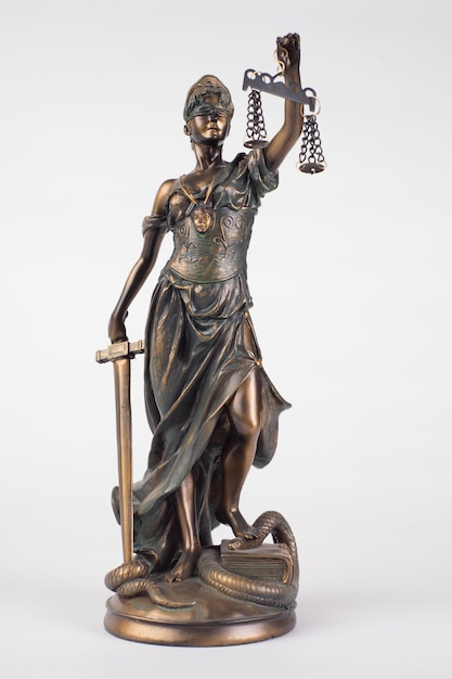 Статуя Леди Справедливость - древнегреческая богиня, символ правосудия, изолированная на белом.
