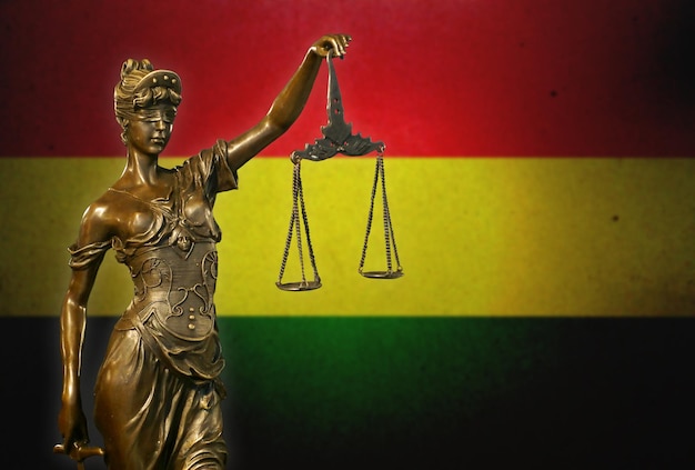 Lady Justice tegen een vlag van Bolivia