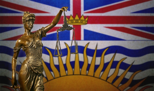 Lady Justice tegen een vlag van British Columbia Canada