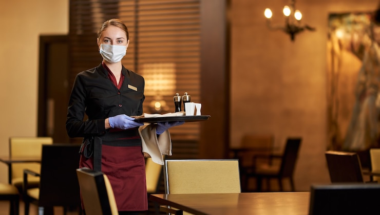 Photo lady in a mask tables at a fancy restaurant