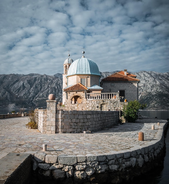 Lady of the Rock Island in Perast Montenegro met een prachtig uitzicht op de bergen