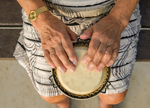 Foto signora che suona un tamburo africano workshop di percussioni e musicoterapia veduta aerea