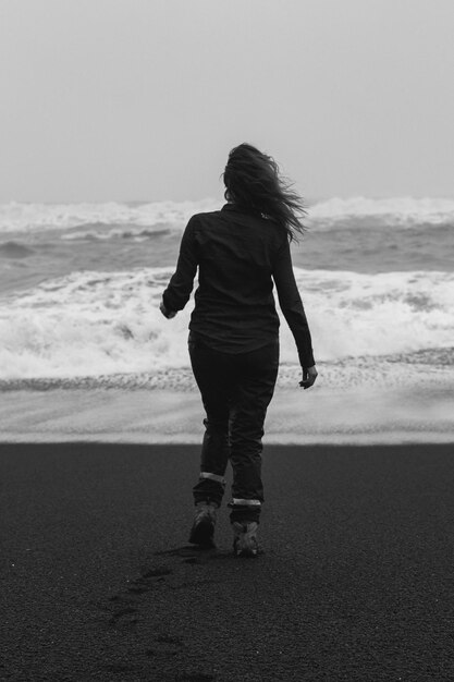 바람 부는 날 흑백 경치 사진에 Reynisfjara 해변에 레이디