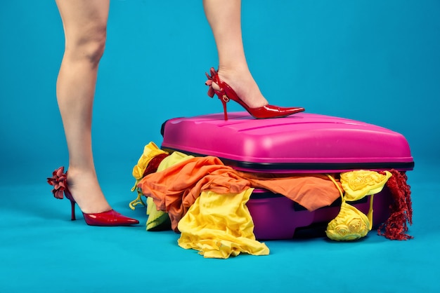 ぬいぐるみのスーツケースの女性の脚