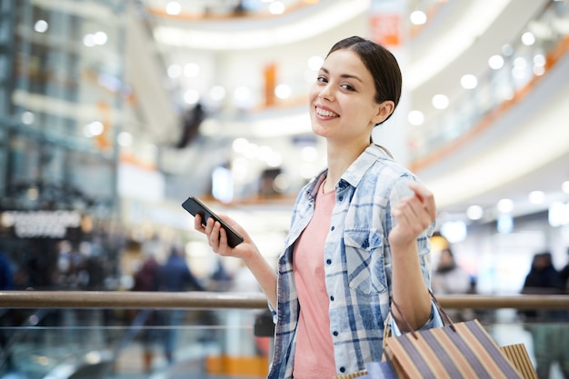 Signora soddisfatta dello shopping