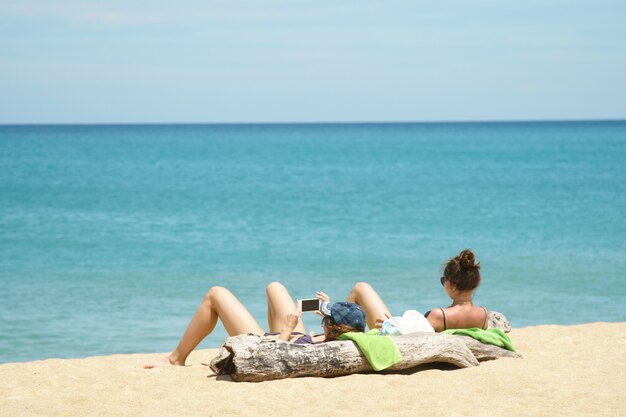 写真 ビーチで日光浴する女性