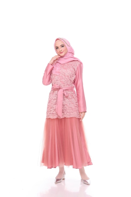 한 여성이 히잡 모델 말레이시아 또는 인도네시아 아름다움 또는 아이둘 피트리 컨셉에 웨딩 드레스 메이크업을 사용합니다.