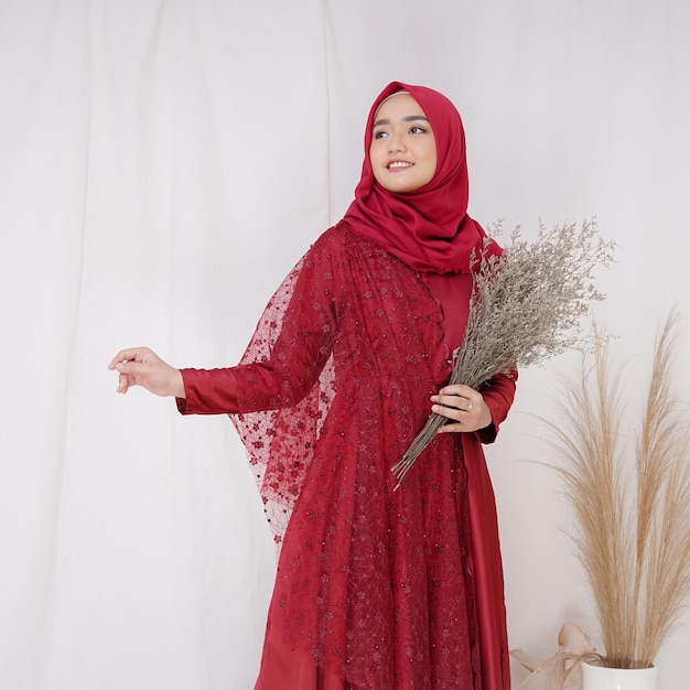한 여성이 히잡 모델 말레이시아 또는 인도네시아 아름다움 또는 아이둘 피트리 컨셉에 웨딩 드레스 메이크업을 사용합니다.