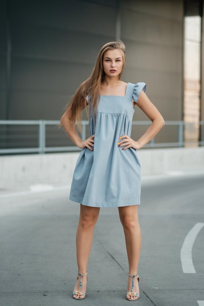 Photo lady walking down the street in summer dress summer clothes collection