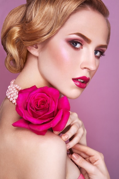 Photo lady with pink rose.