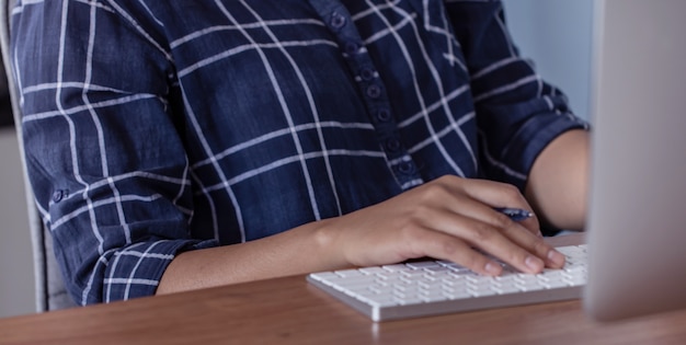 Signora che lavora a casa con il computer