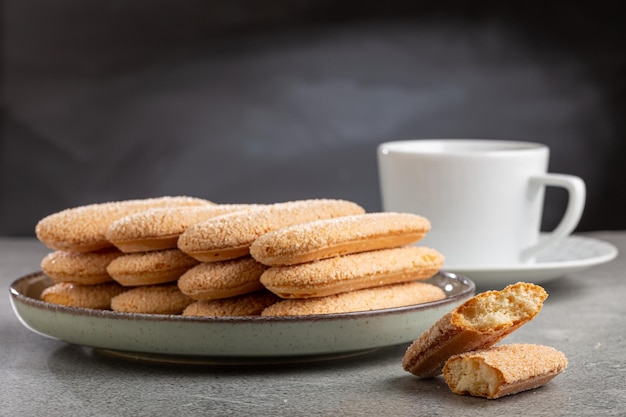 Ladyfingers koekjes op tafel