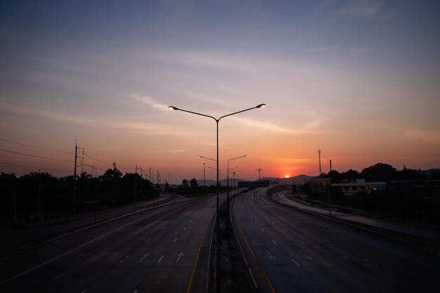 Laem Chabang Industrial Estate, Thailand, snelweg weg op zonsondergang tijd