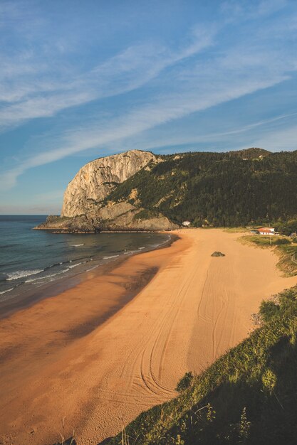 Laga strand aan de kust van baskenland