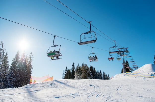 Lage hoek die van een skilift bij skitoevlucht is ontsproten