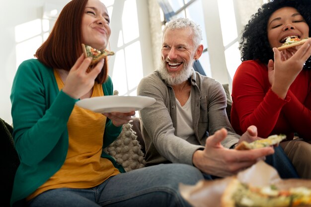 Foto lage hoek familie met heerlijke pizza