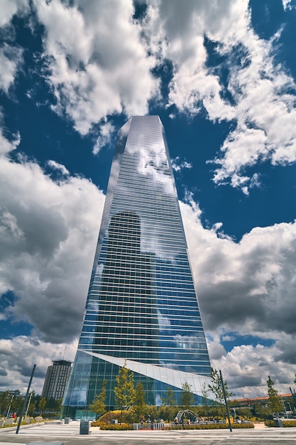 Foto lage hoek gezien wolkenkrabbers business-centrum in madrid