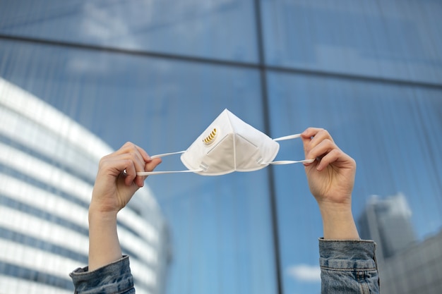 Lage hoek handen met masker