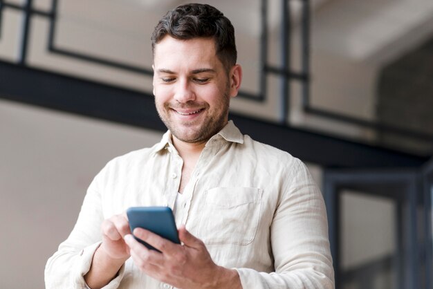 Lage hoek man met smartphone